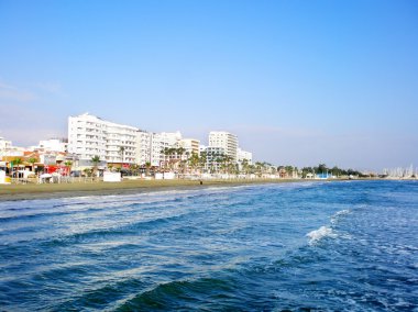 Parlak mavi gökyüzü ve denizin kıyısındaki