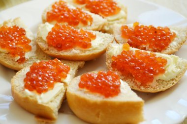 Kırmızı havyarlı kanepeler