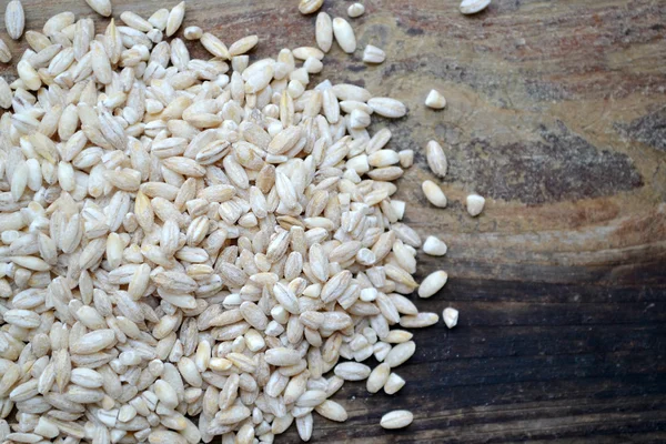 Grains d'orge perlé sur table en bois — Photo