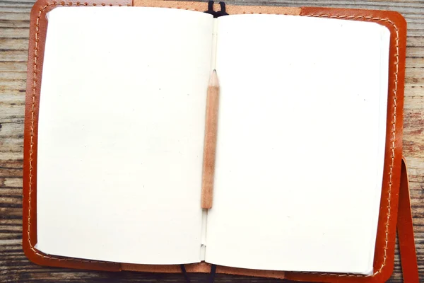 Un taccuino retrò vuoto con vecchia carta, matita e copertina in pelle — Foto Stock