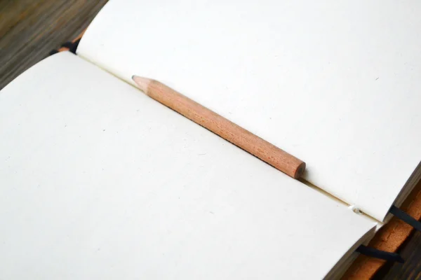 空のレトロな古い紙ノート、小さな鉛筆、革カバーします。 — ストック写真