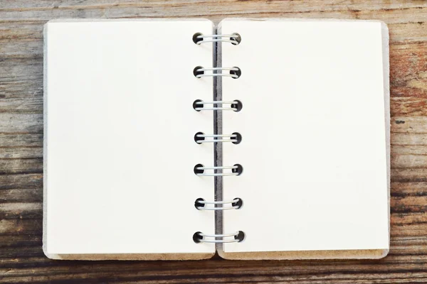Un cuaderno en espiral retro vacío con papel viejo — Foto de Stock