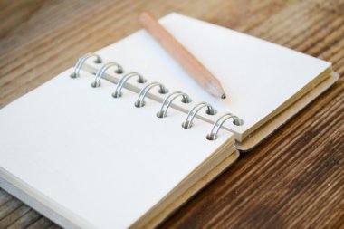 Eski kağıt ve küçük kalem ile boş bir retro notebook