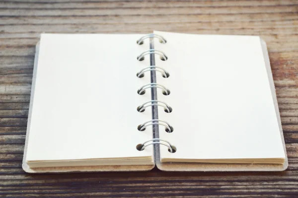 Um caderno retro vazio com papel velho na mesa de madeira — Fotografia de Stock