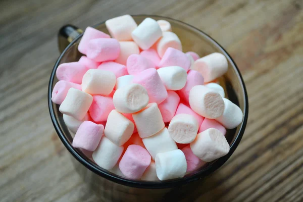 Spousta malých marshmallows v šálku — Stock fotografie