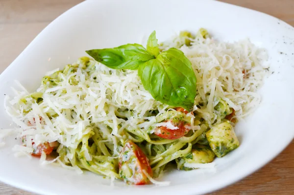 Pasta con salsa de pollo, queso y pesto — Foto de Stock