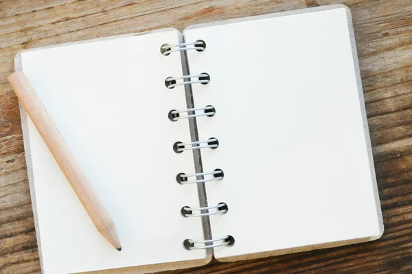 Um caderno retrô vazio com papel velho e lápis pequeno — Fotografia de Stock