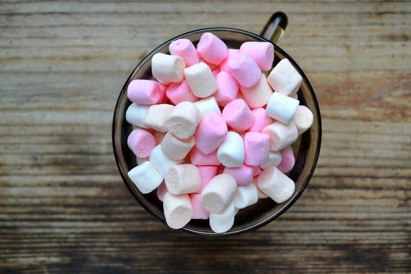 Spousta malých marshmallows v šálku — Stock fotografie