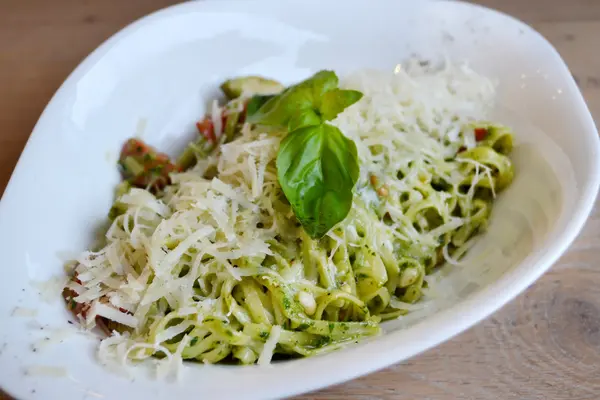 Pasta con salsa de pollo, queso y pesto — Foto de Stock