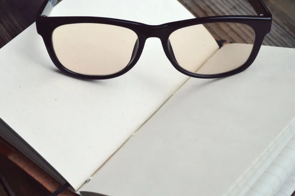 Pusty retro Notatnik rezygnować stary papier, okulary i pokrycie skóry — Zdjęcie stockowe