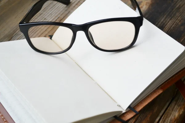 오래 된 종이, 안경 및 가죽 커버와 빈 복고풍 노트북 — 스톡 사진