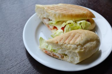 Beyaz tabakta marul ile iki büyük sandviç