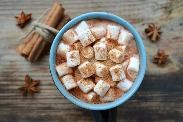 Tasse noire et bleue de cacao chaud avec guimauves, anis étoilé et cannelle — Photo