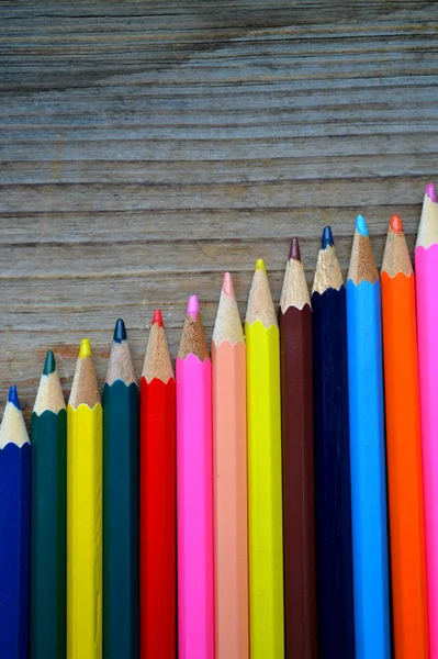 Σετ πολύχρωμα μολύβια στο ξύλινο τραπέζι — Φωτογραφία Αρχείου