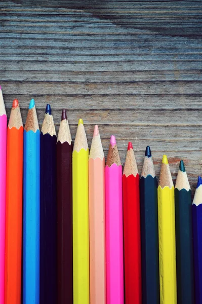 Uppsättning av färgglada pennor på träbord — Stockfoto