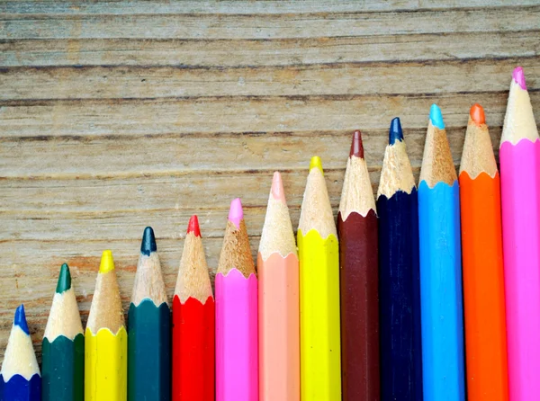 Σετ πολύχρωμα μολύβια στο ξύλινο τραπέζι — Φωτογραφία Αρχείου