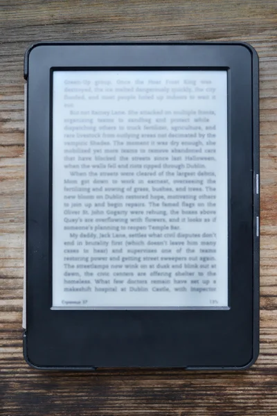 Schwarzer Reader auf Holztisch — Stockfoto
