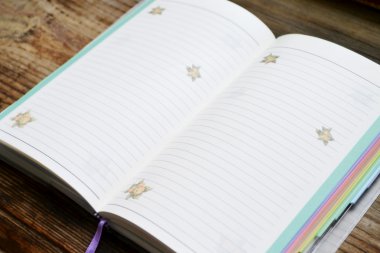 Ahşap masa üstünde boş bir retro defter