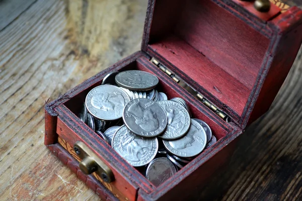 Little treasure chest with american quarter of a dollar cents — Stock Photo, Image