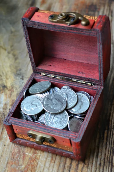 Little treasure chest with american quarter of a dollar cents — Stock Photo, Image