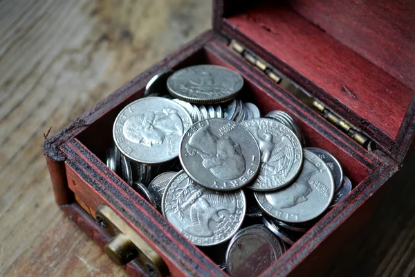 Little treasure chest with american quarter of a dollar cents — Stock Photo, Image