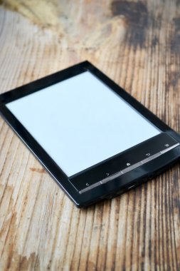 Ahşap masa üzerinde siyah ereader