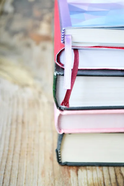 Pile de livres sur bureau en bois — Photo