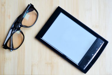 Kiev, Ukrayna - 25 Ocak 2015: okuma gözlüğü ahşap tablo ile siyah ereader