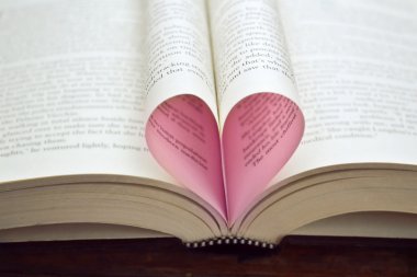kalp şeklini içine kavisli kitap sayfaları