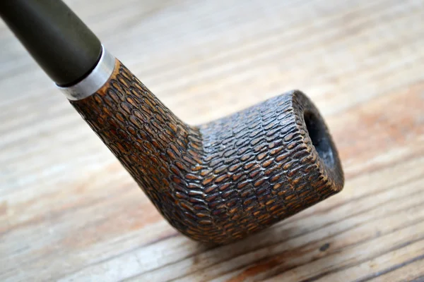 Вінтажна тютюнова труба на дерев'яному столі — стокове фото