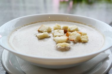 Kremalı mantar çorbası kraker ile