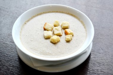 Kremalı mantar çorbası kraker ile