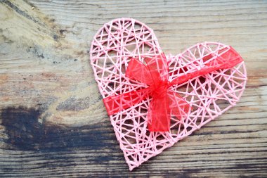 St Sevgililer günü için kırmızı kurdele yay ile el yapımı pembe kalp