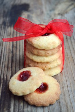 Ahşap masa pruvada kırmızı kurdele ile ev yapımı reçel tanımlama