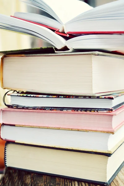 Pile de livres sur bureau en bois — Photo