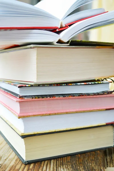 Högen av böcker på trä skrivbord — Stockfoto