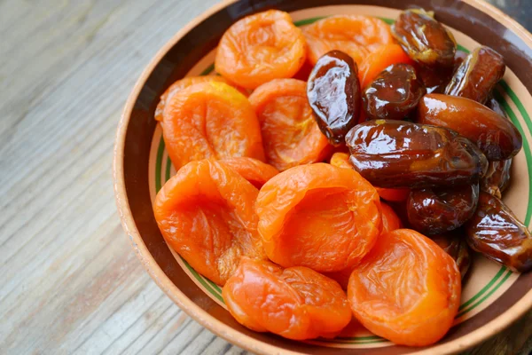 Albaricoques secos y dátiles marrones fruta en mesa de madera — Foto de Stock