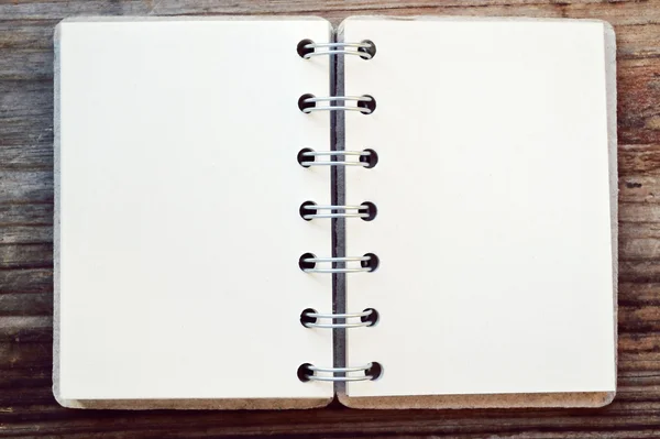 Un cuaderno en espiral retro vacío con papel viejo — Foto de Stock