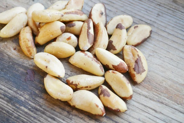 Manojo de nueces de Brasil sobre mesa de madera —  Fotos de Stock