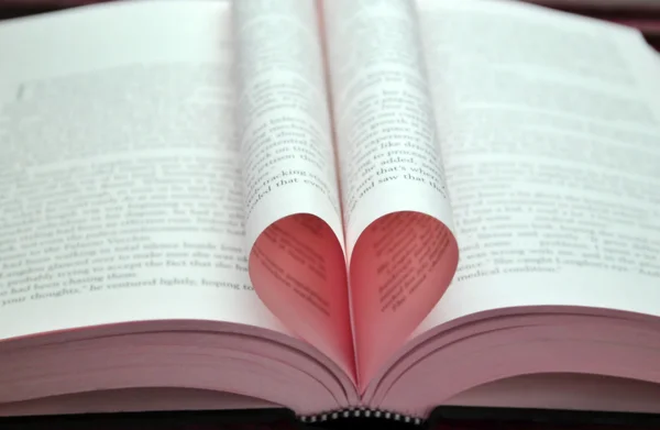 Pagine di libri curvi in una forma di cuore — Foto Stock