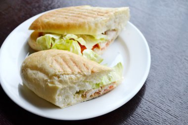 Marul ve beyaz tabakta tavuk ile iki büyük sandviç