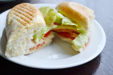 Marul ve beyaz tabakta tavuk ile iki büyük sandviç