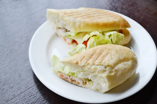 Marul ve beyaz tabakta tavuk ile iki büyük sandviç — Stok fotoğraf
