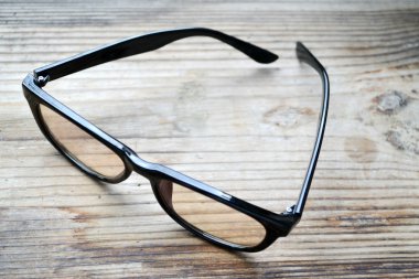 Siyah vintage okuma gözlüğü ahşap masa üstünde bilgisayar için