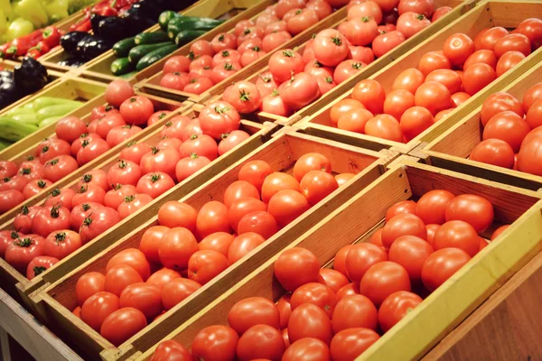 Different tomatoes in grocery store — Stock Photo, Image