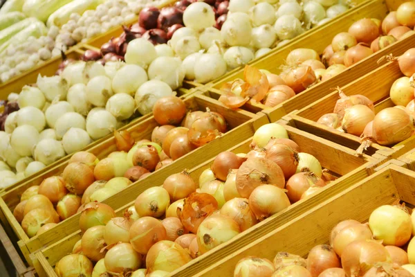 Viele verschiedene Zwiebeln im Lebensmittelladen — Stockfoto