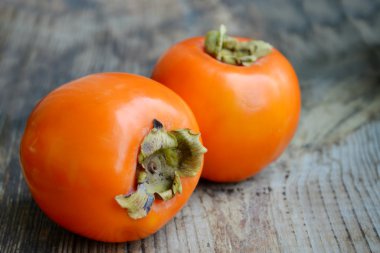 Ahşap masa üzerinde nefis turuncu hurma