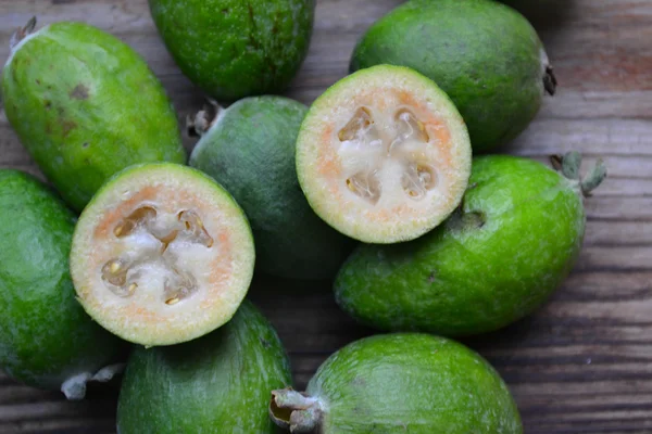 Fruta feijoa verde na mesa de madeira — Fotografia de Stock