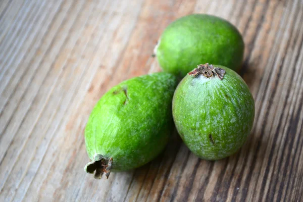 Grüne Feijoa-Frucht auf Holztisch — Stockfoto