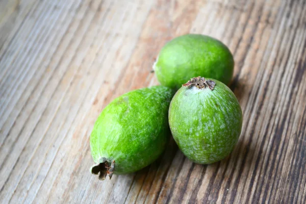 Fruta feijoa verde sobre mesa de madera —  Fotos de Stock